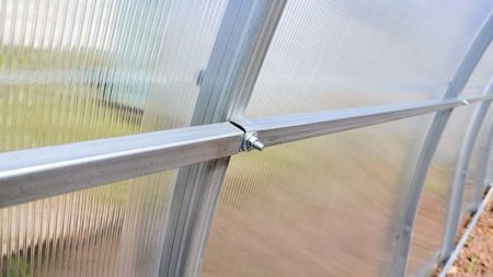 Фото соединения трубопрофильного каркаса теплицы с покрытием из листового поликарбоната Богатырь-Агросфера
