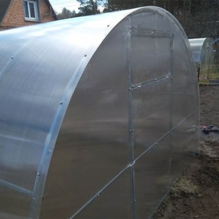 Поликарбонатная теплица Сибирская Стандарт с шагом между дугами 1 м