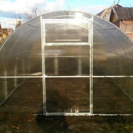 Фото готовой теплицы Сибирская Титан, установленной на грунт